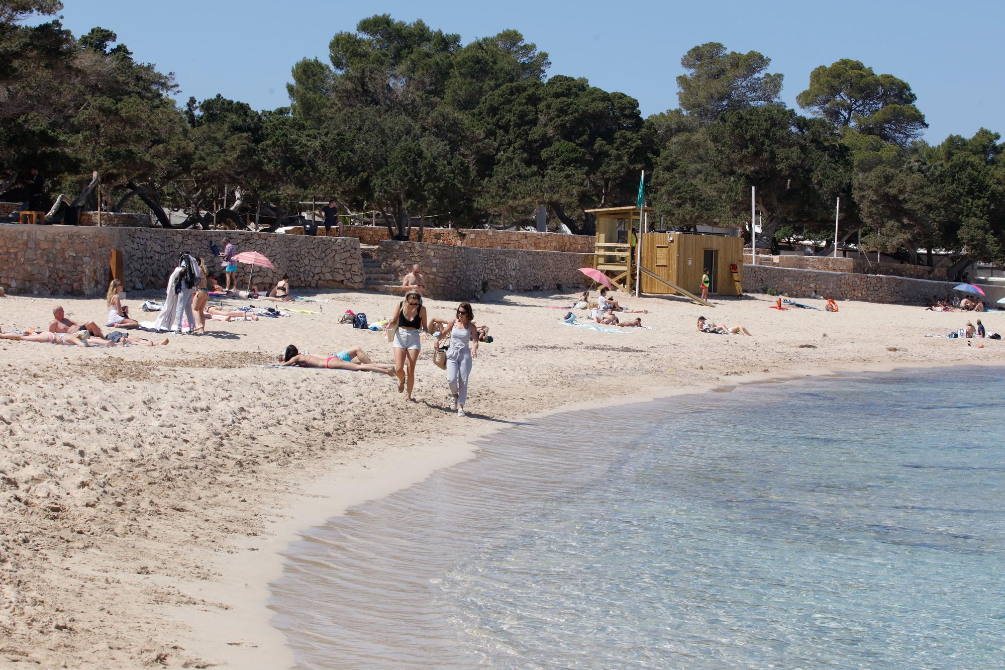 Temperaturas veraniegas y playas llenas en Ibiza