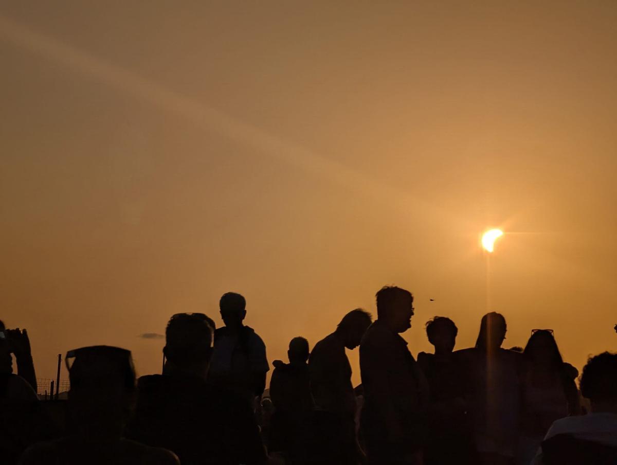 Playa de La Mota de Cubelles durante el eclipse total de sol.