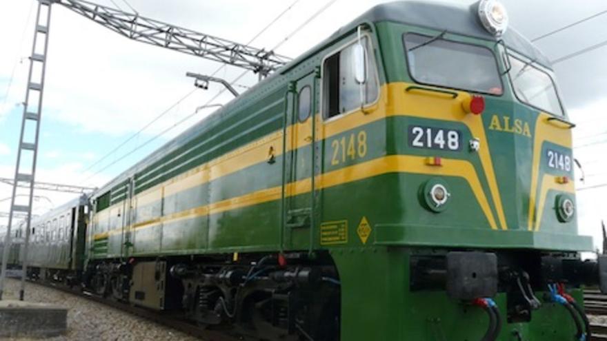 Una locomotora de Alsa, en cabeza del tren «Felipe II», entre Madrid y El Escorial. | Alsa