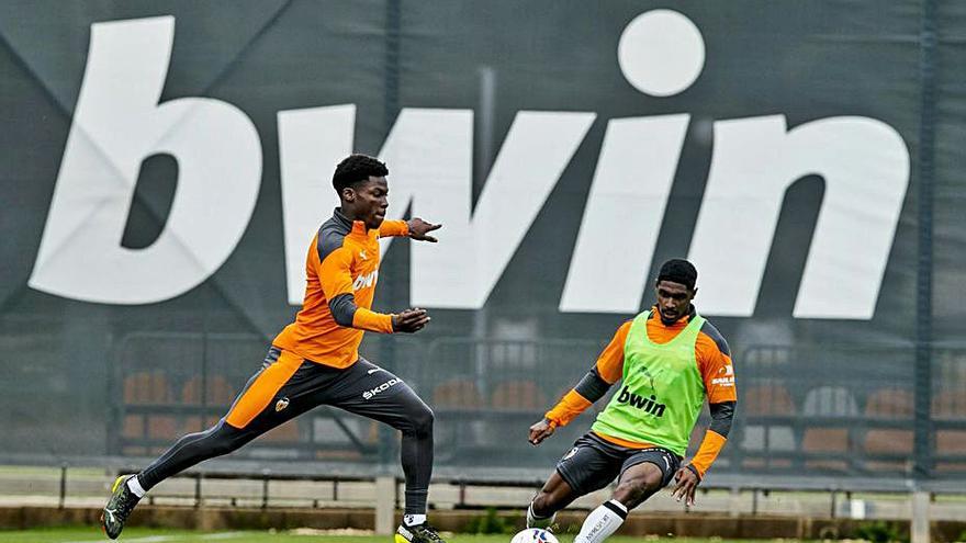 Yunus Musah encara a Thierry Correia. | LÁZARO DE LA PEÑA/VCF