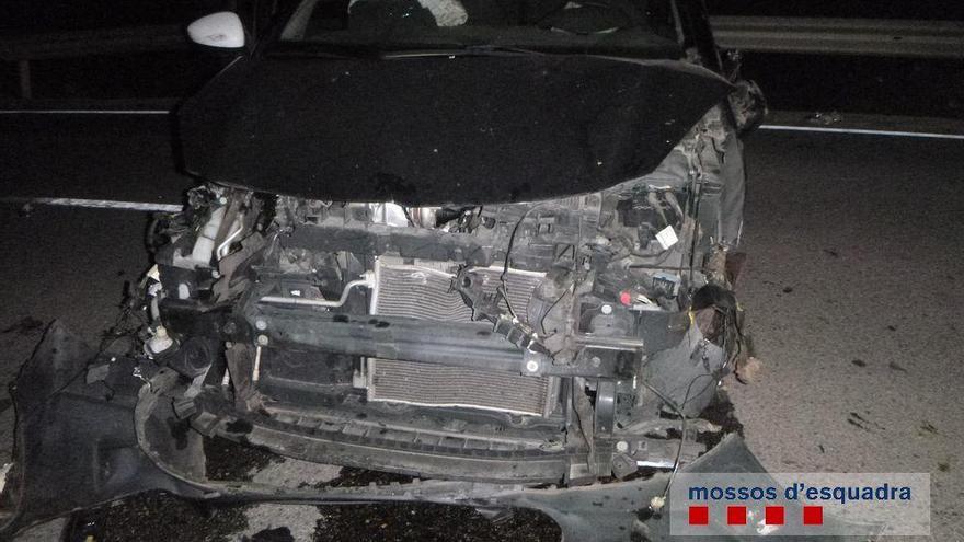 La part davantera del vehicle causant totalment destrossat després dels fets