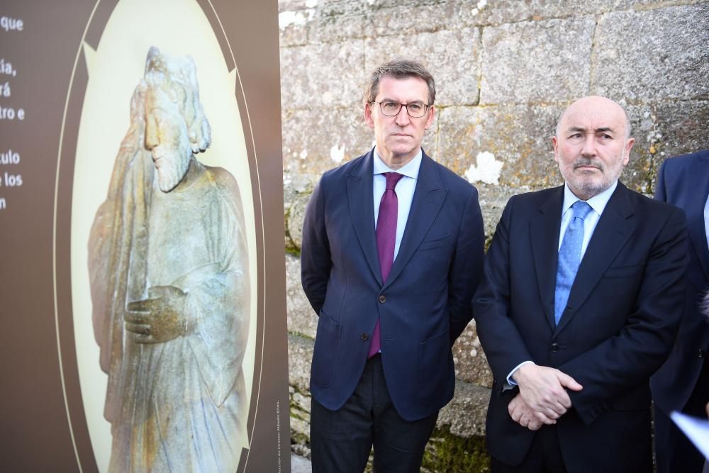 Al acto han asistido, entre otros, el presidente de la Xunta Alberto Núñez Feijóo, el delegado del Gobierno en Galicia, Javier Losada, y el presidente de la Diputación, Valentín González Formoso.