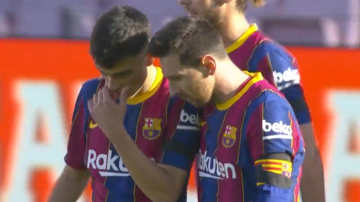 Messi y Pedri, charlando en el gol de Braithwaite