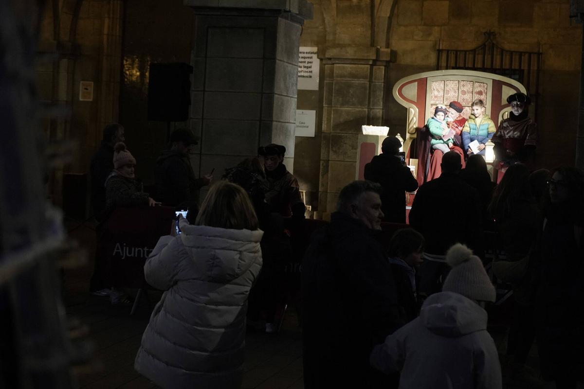 Totes les fotos dels infants de Manresa donant la carta al Príncep Assuan