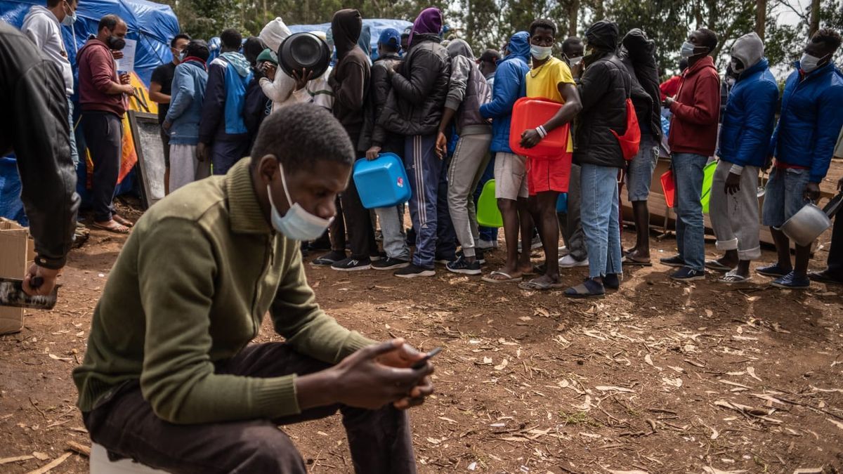 Protesta en el campamento de migrantes de Las Raíces, en Tenerife