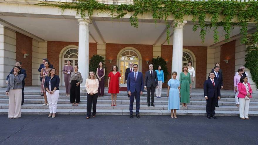 Foto de familia del nuevo Gobierno tras la remodelación de Sánchez