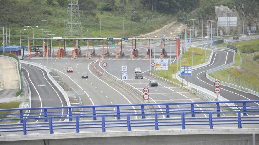 Carriles (a la izquierda y a la derecha de las cabinas) que permiten esquivar el peaje de Pastoriza.