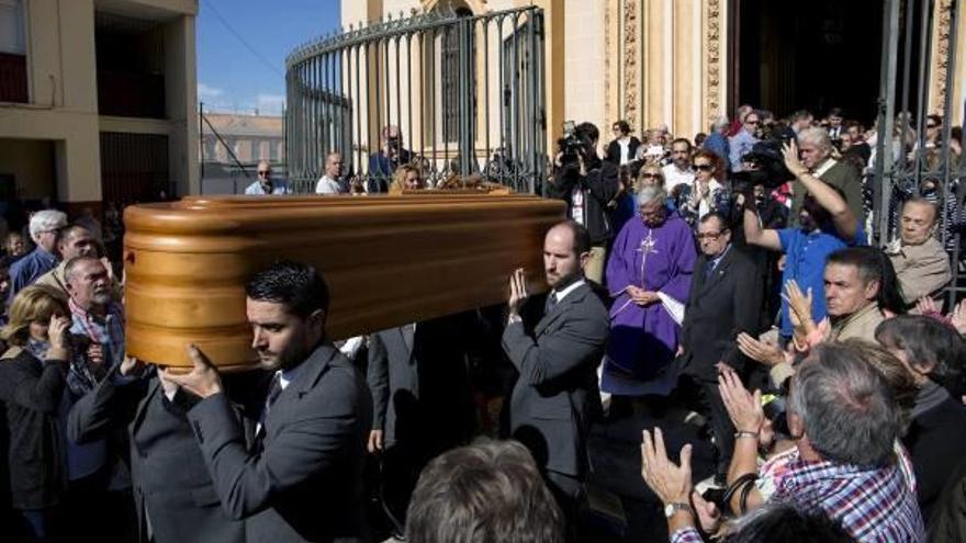 Numerosas personas asistieron al funeral, ayer.