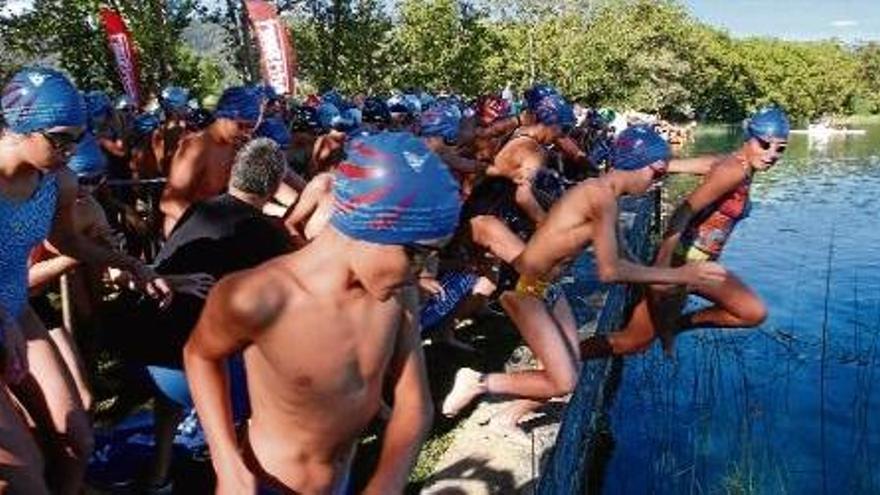 Alguns dels participants a la travessia de menors que va tenir Aleix Blanaes com a guanyador masculí, i Laia Valls com a vencedora femenina.