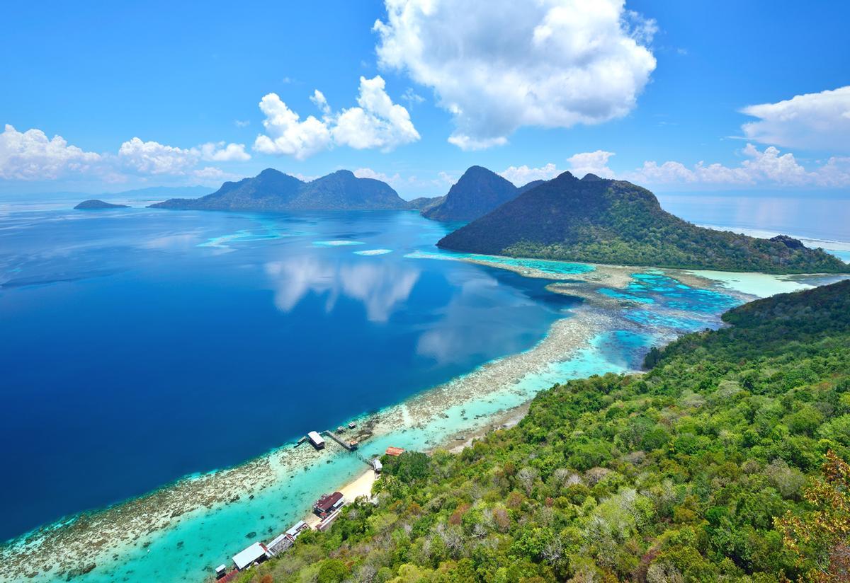 Las islas de Malasia, que suman unas 878 en total, destacan por albergar la única isla oceánica de origen volcánico del país (Sipadan), tener islas sin conexión a internet para desconectar, y contar con formaciones naturales tan increíbles que el mismísimo Jacques Cousteau las describió como "una obra de arte intocable"