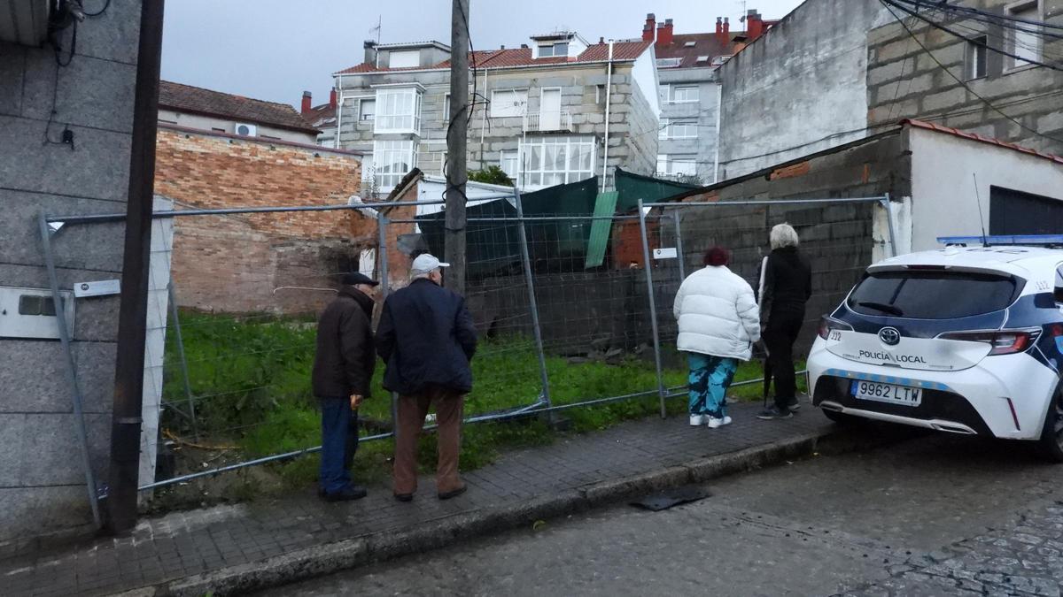 Parte de un muro se derrumbó hacia un solar en la calle San Mamede.