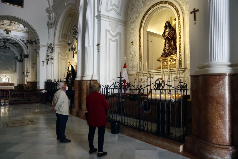 En la iglesia de Santiago, algunos fieles se pasan a rezar con las medidas de higiene y distanciamiento social que el propio templo se esmera por cumplir y dar a conocer.