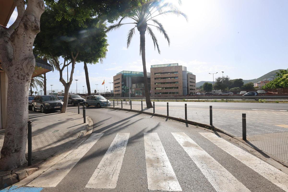 La calle Josep Riquer Llobet, separada de la E-10 por una acera y una valla de protección.