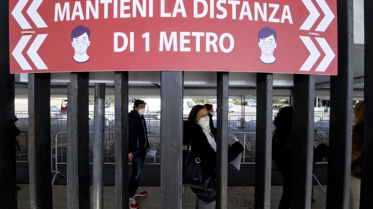 Carteles pidiendo distancia en una exposición en Nápoles.