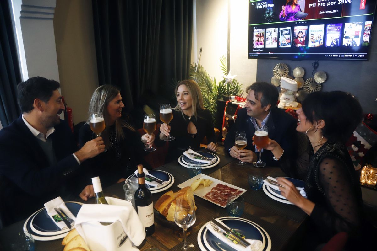 Varias personas disfrutan este viernes de las tradicionales comidas de empresas.