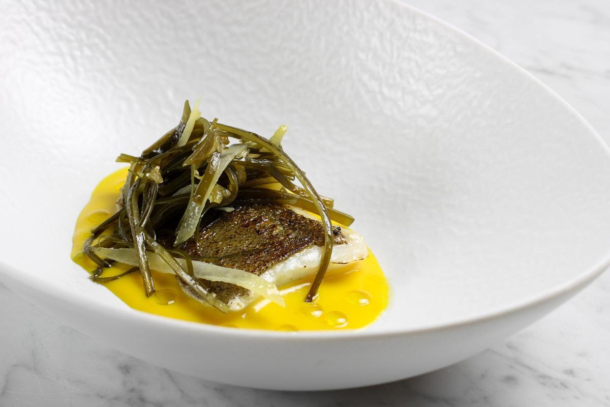 Llenguado, safrà i alga kombu, un plat del Voramar.