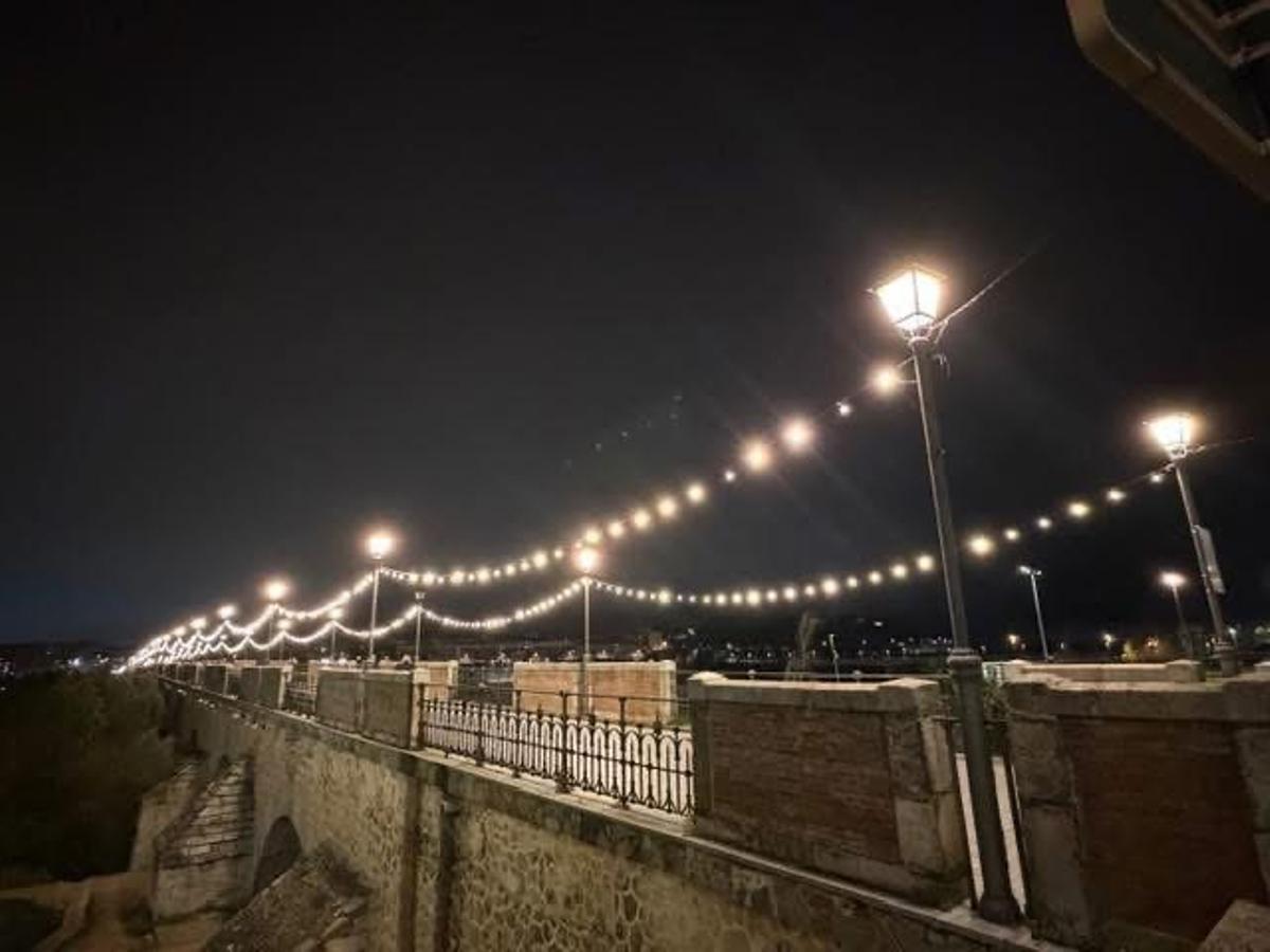 El puente de Palmas de Badajoz, con su decoración encendida.