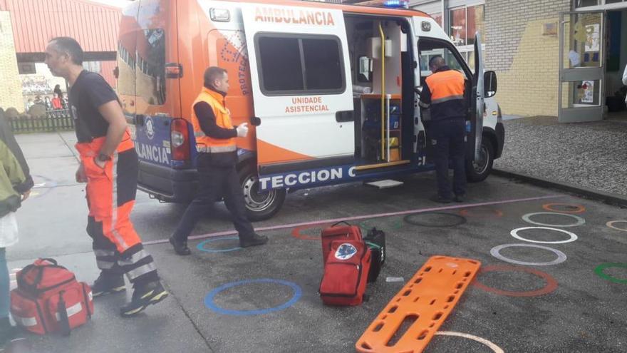 Trasladan al Hospital do Salnés una niña de 3 años del colegio Arealonga tras caerse y sufrir convulsiones