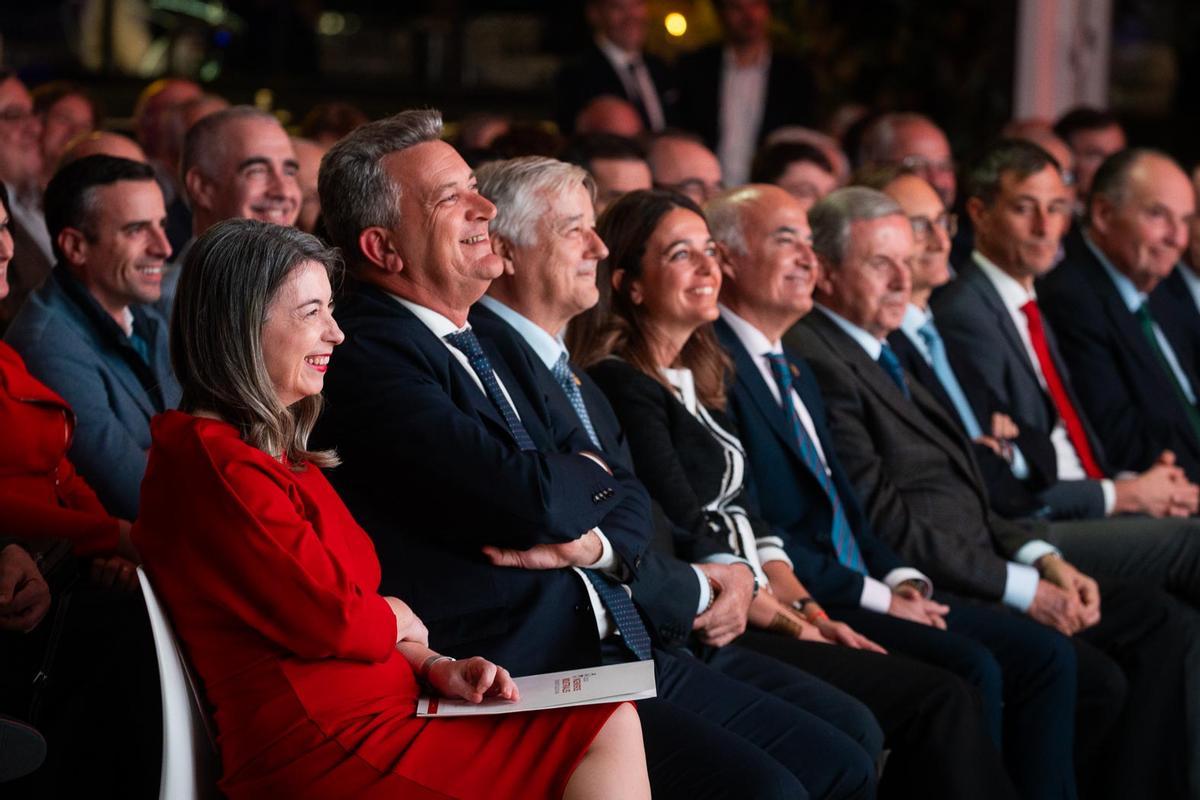 Al encuentro asistieron más de trescientos colegiados de las tres provincias, además de multitud de autoridades y personalidades del sector.