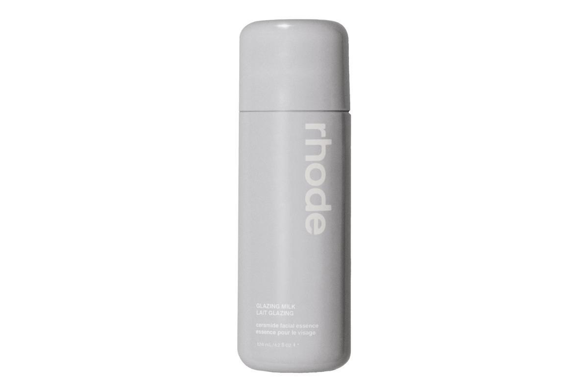 La Glazing Milk de Rhode es una esencia facial con ceramidas