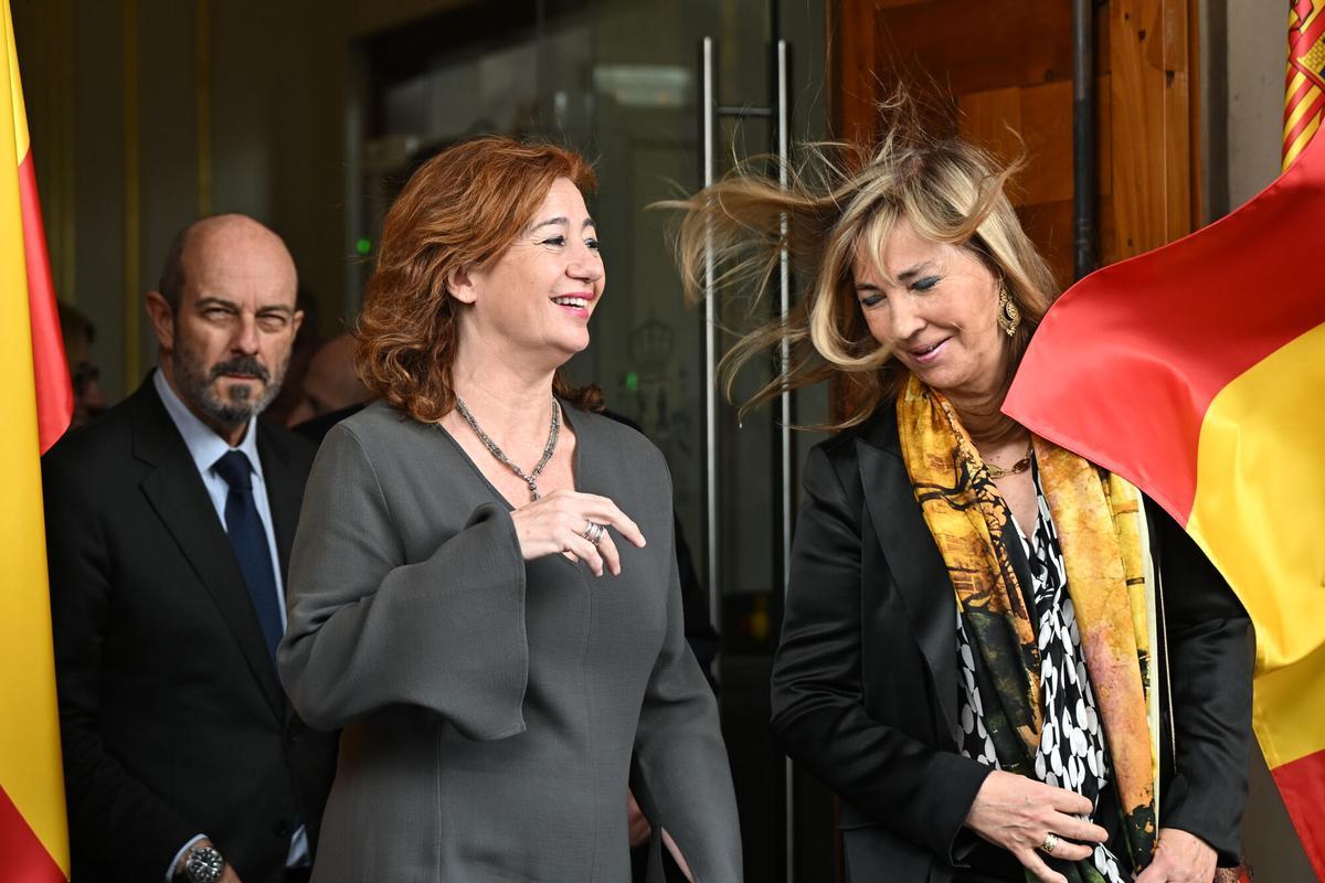 MADRID, 17/02/2026.- La presidenta del Congreso de los Diputados, Francina Armengol (c), la presidenta del Tribunal Supremo y del CGPJ, Isabel Perrelló (d), y el presidente del Senado, Pedro Rollán (i), salen a recibir a los reyes de España a las puertas del Congreso de los Diputados para el acto institucional, presidido por los reyes, que conmemora la Constitución de 1978, qa más longeva de la historia de España tras superar a la de 1876. EFE/Fernando Villar