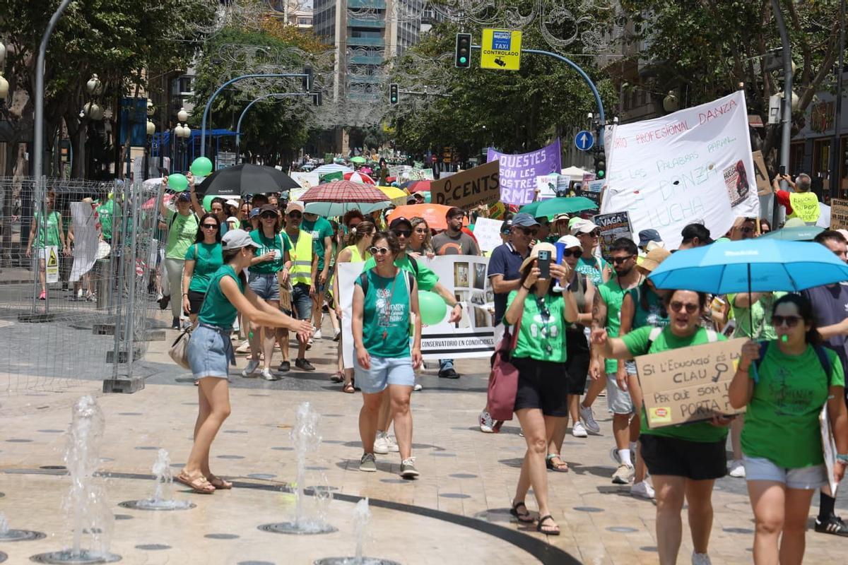Profesores inundan las calles de Alicante: manifestación de la marea verde este martes
