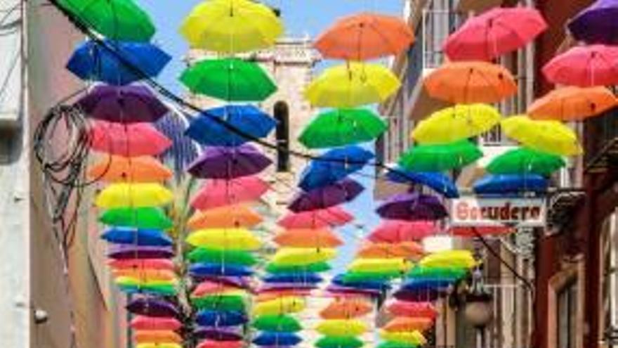 Paraguas arcoíris en el casco urbano