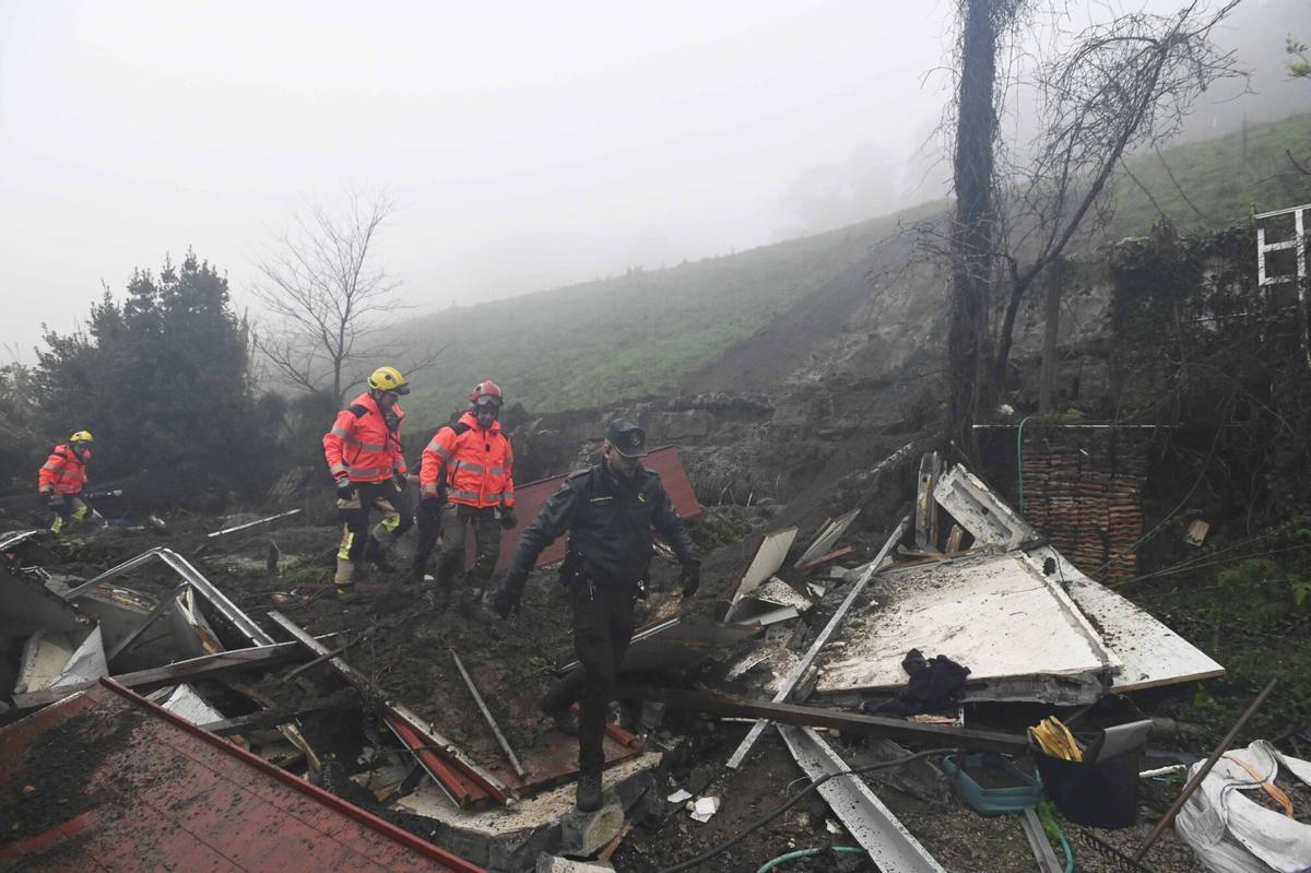Un desprendimiento en la Autovía do Morrazo sepulta una vivienda en Moaña y deja un vecino herido