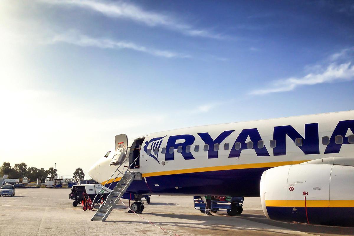Un avión de Ryanair en un aeropuerto