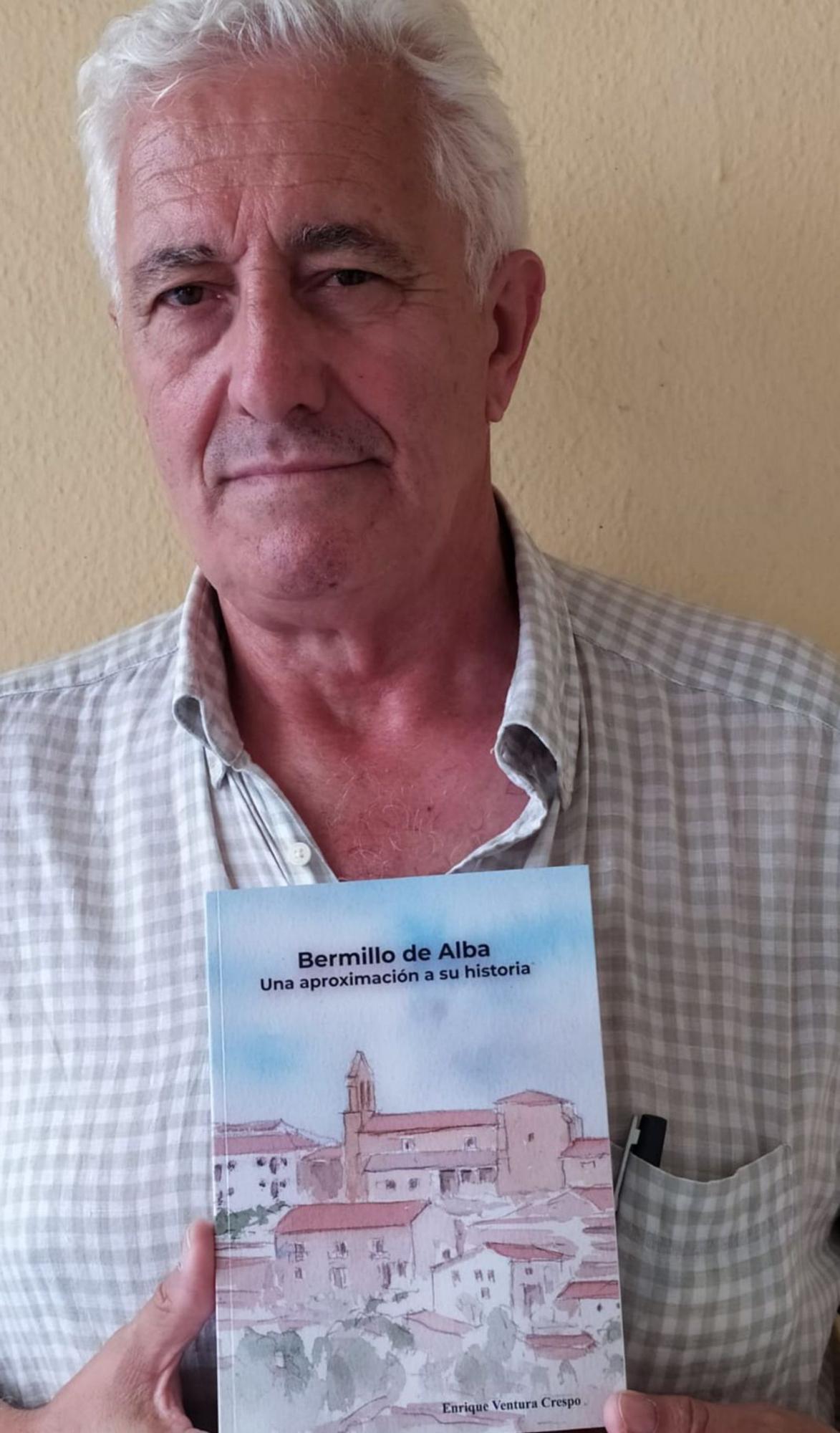 Enrique Ventura con su libro “Bermillo de Alba. Una aproximación a su historia”. | |  CEDIDA