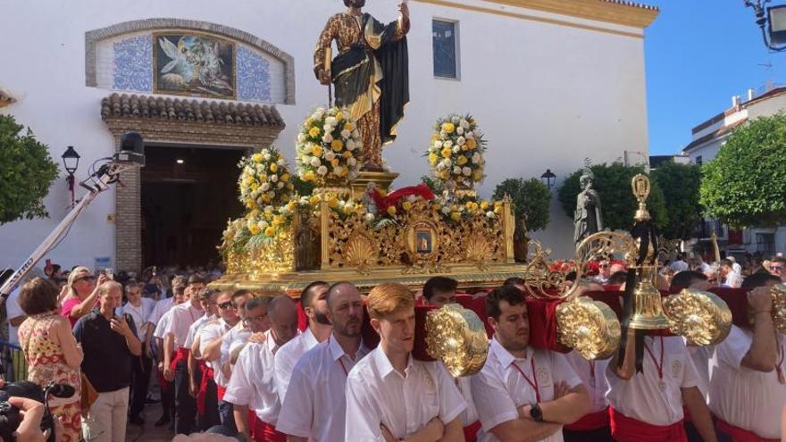 El Patrón San Bernabé, ayer, a su salida de la iglesia de La Encarnación. | L.O.