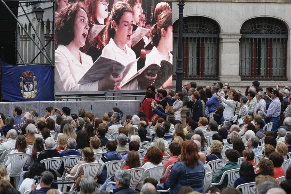 Carmina Burana abarrota la plaza de la Catedral de Oviedo