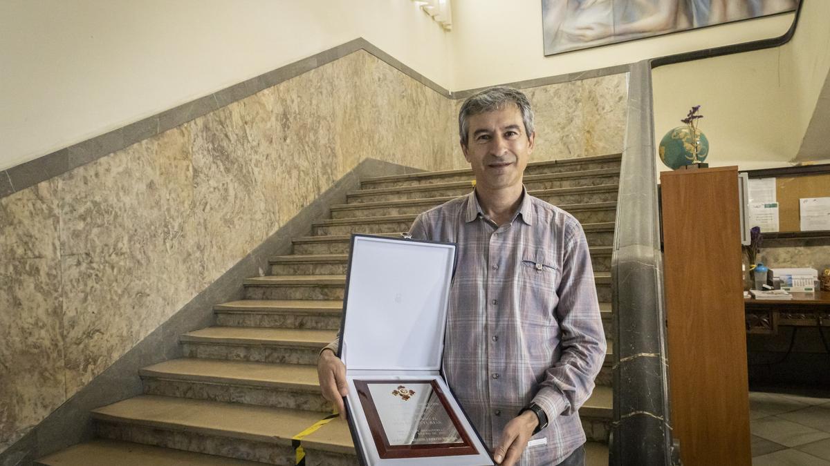 El director del Alfonso II, Julio César Rueda con la placa de honor de la Orden Civil de Alfonso X el Sabio