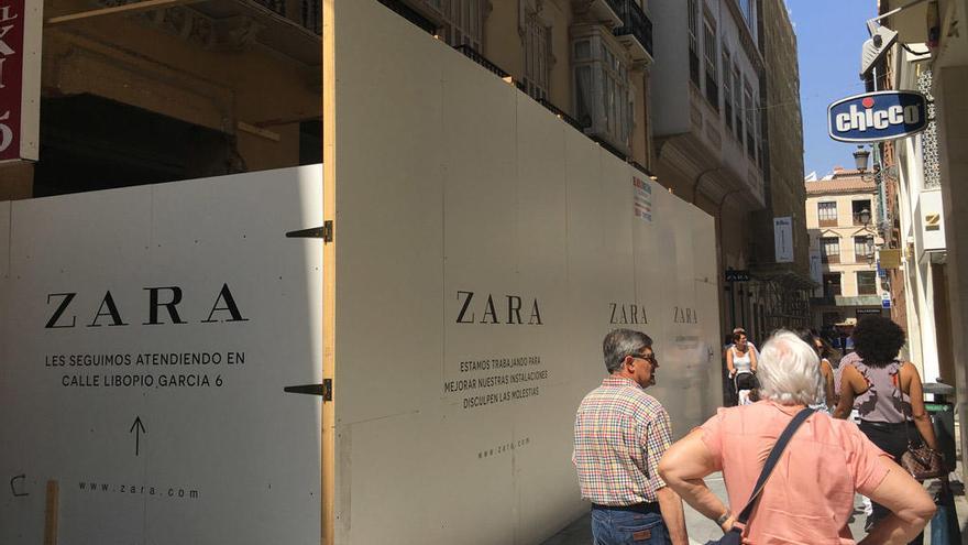 Los tablones que protegen y anuncian la ampliación de Zara, en la calle Liborio García.