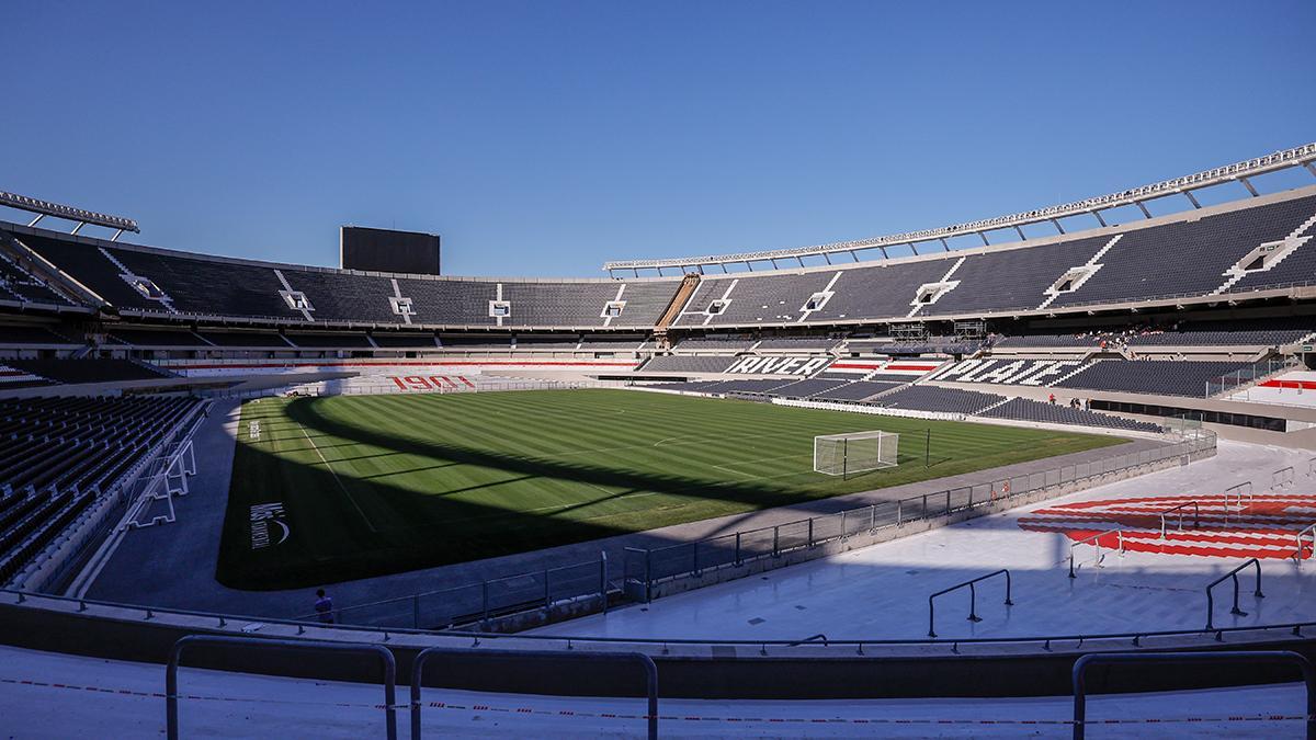 Vista del Estadio Monumental de Buenos Aires, casa de River Plate, albergará este sábado la final de la edición 65 de la Copa Libertadores.