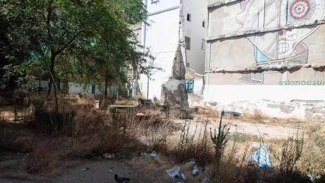 Solar abandonado en la calle Las Armas del barrio zaragozano del Gancho