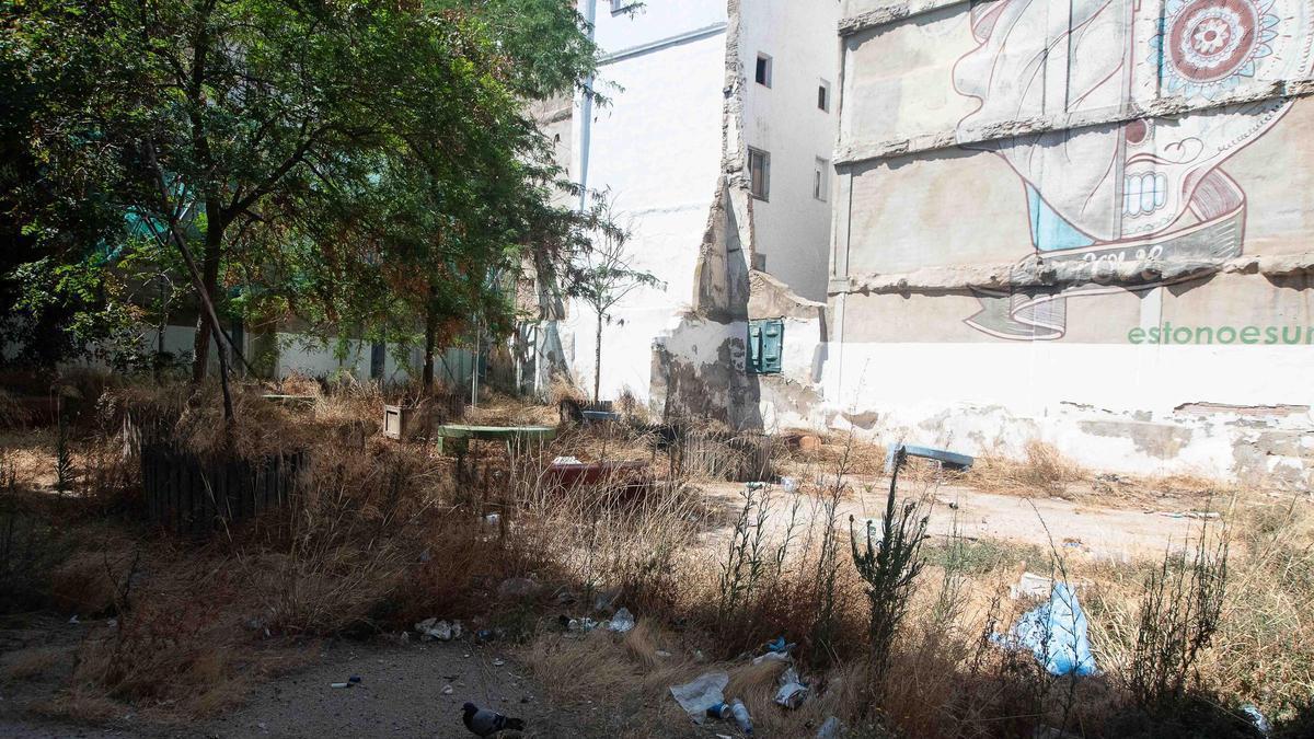 Solar abandonado en la calle Las Armas del barrio zaragozano del Gancho