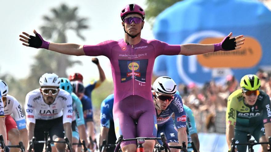 Jonathan Milan es el rey del esprint en un Giro que sigue comandado por Pocagar