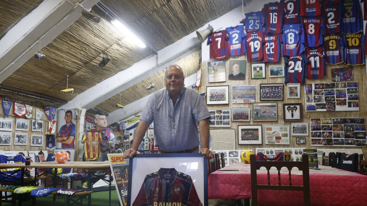 Raimón Ferrer, jardinero del Levante UD que se jubila
