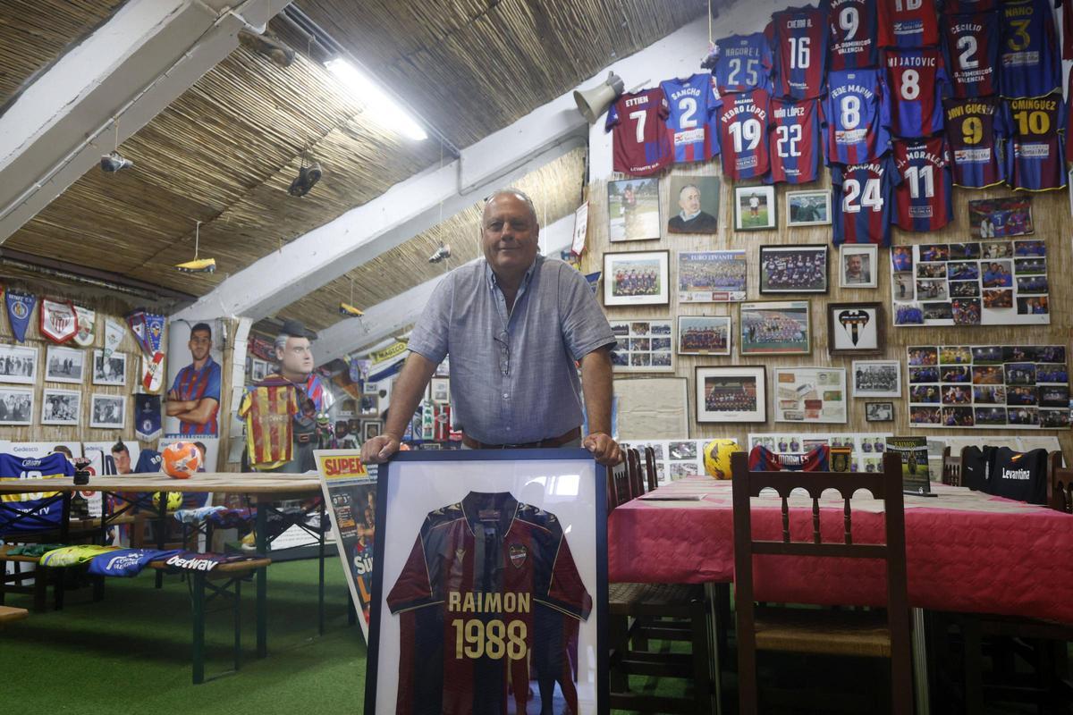 Raimón Ferrer, jardinero del Levante UD que se jubila
