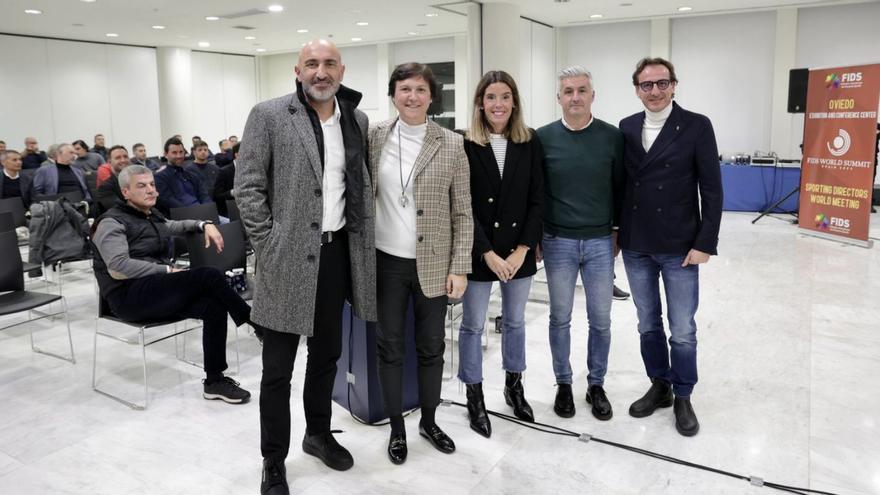 Por la izquierda, Abelardo Fernández, Toña Is, Natalia González, Roberto Suárez y Giuseppe Sipone, ayer en Oviedo antes de la mesa redonda celebrada en el Calatrava. | Irma Collín