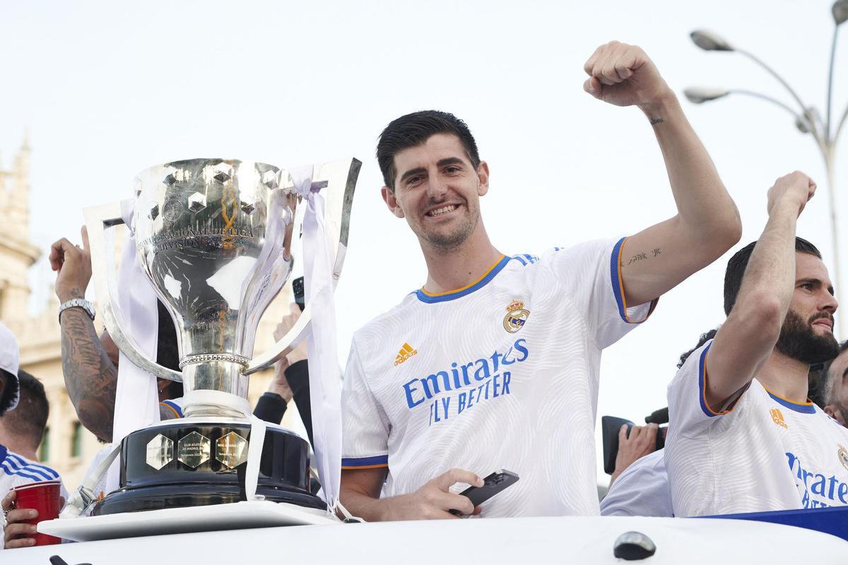 MADRID, 30/04/2022.- El portero del Real Madrid, Courtois  a la llegada de los jugadores a la plaza de Cibeles, en Madrid, para celebrar el campeonato de Liga tras vencer al RCD Espanyol en el partido disputado este sábado en el estadio Santiago Bernabéu. EFE/Luca Piergiovanni