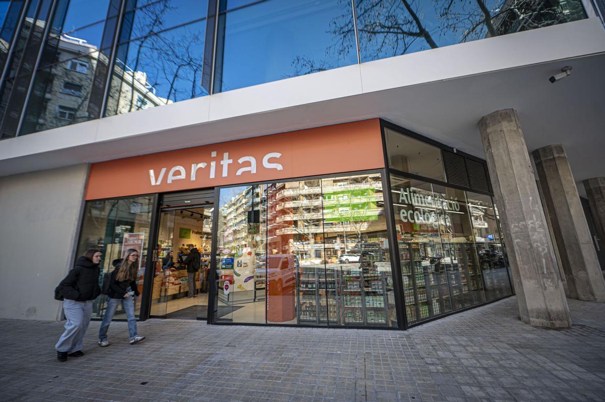 Barcelona, 18/02/2026 Barcelona. Repor sobre talento que ha regresado a barcelona por la apertura de la sede de AstraZeneca. varios perfiles. Tema largo. En Edificio Estel.  Personas: Nuria Folguera, Ana García del Molino (la del vestido rojo), y Francesc Muyas. AUTOR: MANU MITRU