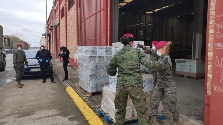 Militares del cuartel de la OTAN en Bétera colaboraron con la policía en el traslado del material.