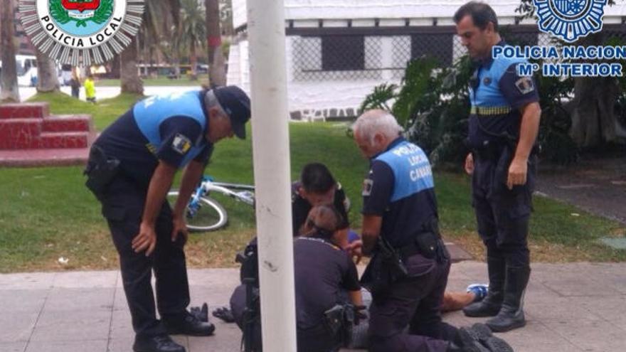 Agentes de las policías Local y Nacional auxilian a un hombre que sufrió una parada cardiorrespiratoria en Santa Catalina.