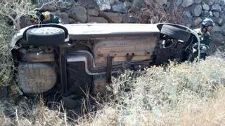 Un coche se sale de la vía tras una accidente y vuelca en Tenerife