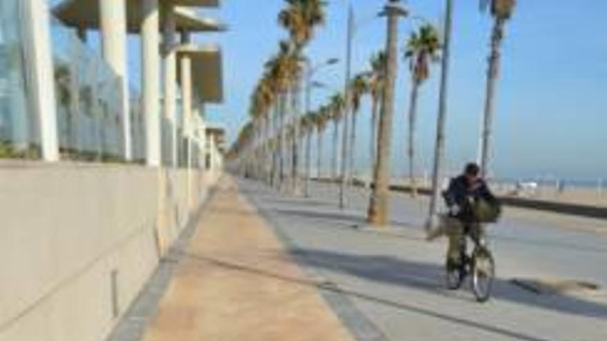 Alboraia regula la bicicleta en la playa para evitar conflictos