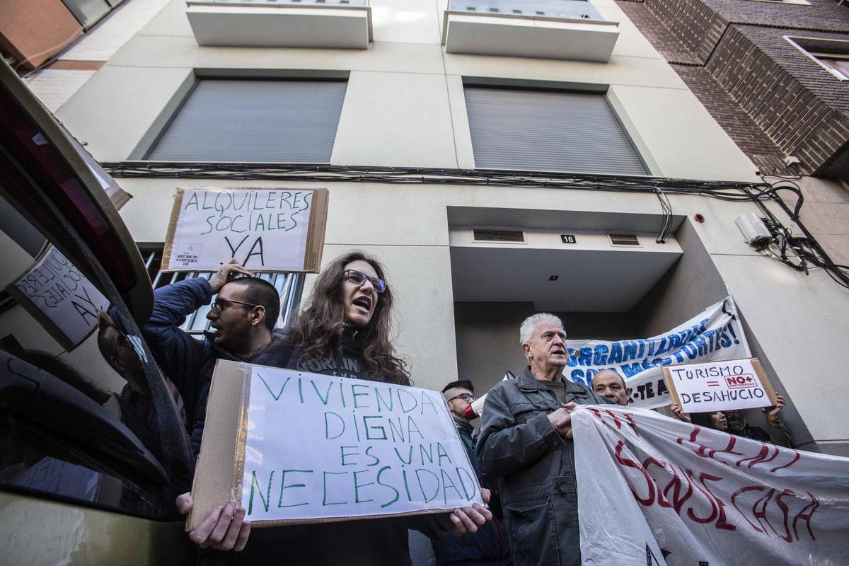 Tensión en Alicante por el desahucio a una pensionista en una vivienda propiedad de un fondo buitre
