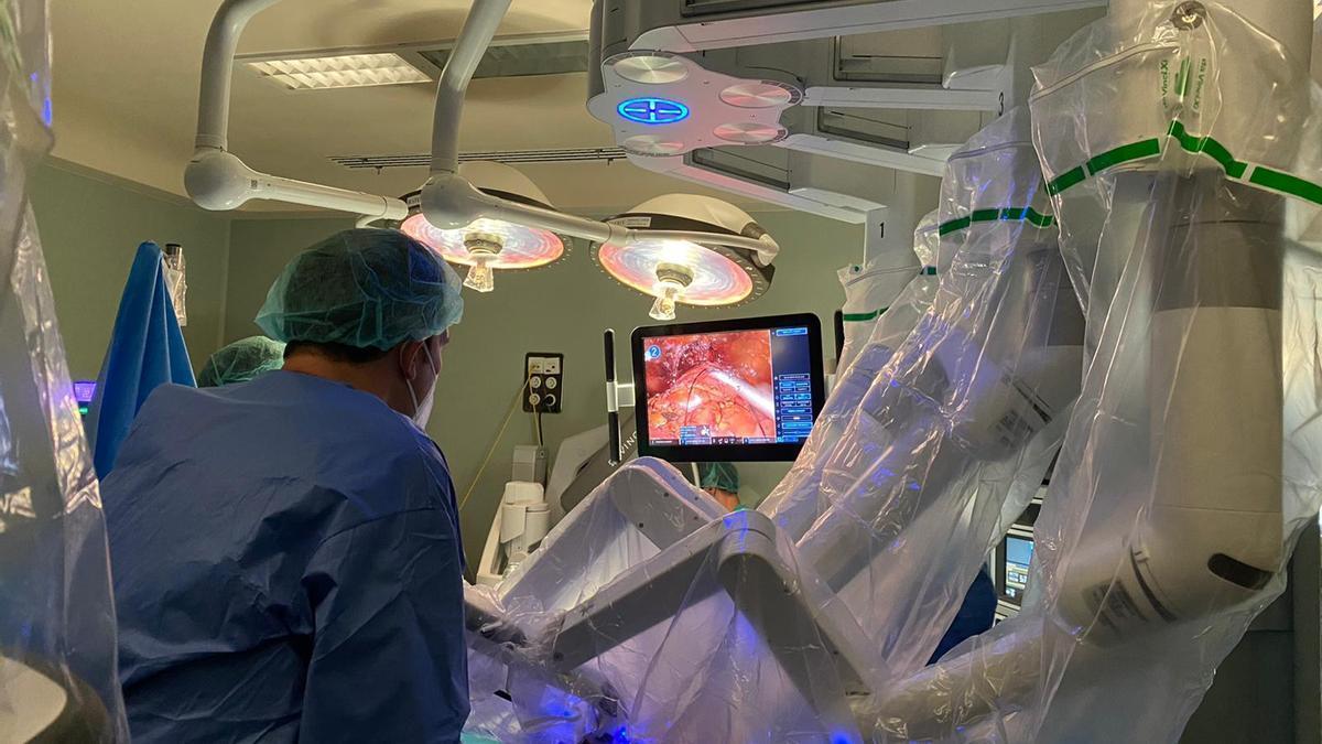 Un momento de una intervención quirúrgica con el uso del robot Da Vinci en la Región.