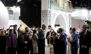 Los Reyes durante su visita al stand de Marruecos de Fitur.